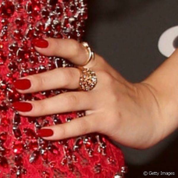 A cantora é fã do formato de unhas stiletto e opta por tons que realcem o tamanho, como o clássico vermelho vibrante semelhante à cor do vestido, usado no ESPY Awards, em julho de 2013